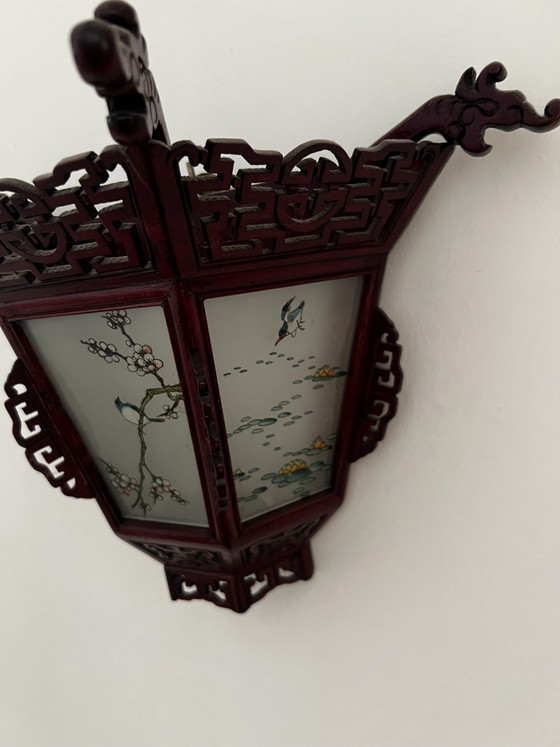 Image 1 of Paire d'appliques murales chinoises vintage en bois sculpté, style lanterne de palais - Panneaux de verre peints à la main à l'e