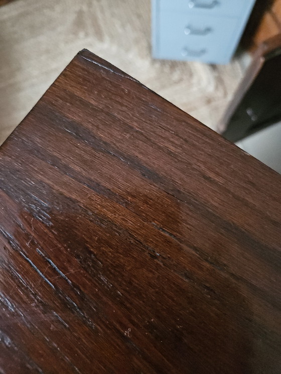 Image 1 of Mobiletto basso vintage con ante in vetro e gambe a compasso