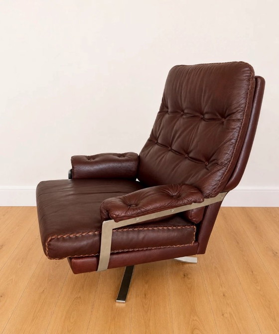 Vintage retro Arne Norell loungestoel en -kruk in bordeauxrood leer. – Fauteuils, Leather (photo 3 of 10)