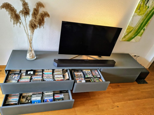 Mueble de TV de alta gama fabricado por un carpintero / 260 cm / Gris y cristal satinado / Precio original (photo 2 of 8)