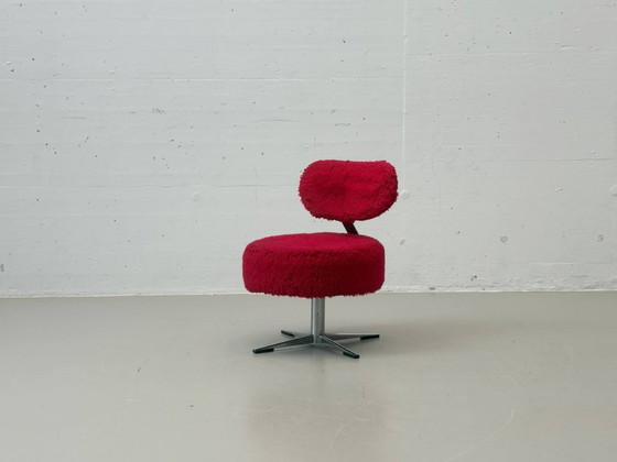 Image 1 of Postmoderne loungestoel met rode teddybeerhoes, jaren 70