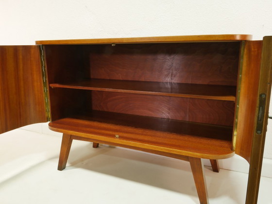 Image 1 of Credenza vintage anni '60, stile moderno di metà secolo, impiallacciatura di noce, cassettiera con chiave, Germania.