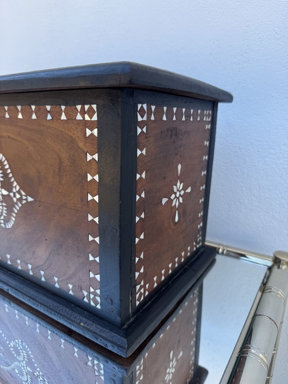 Image 1 of Antico baule orientale con intarsi in madreperla