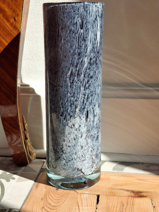 Image 1 of Grote rolvaas van geblazen glas met gespikkelde grijs/paarse camaieu-decoratie