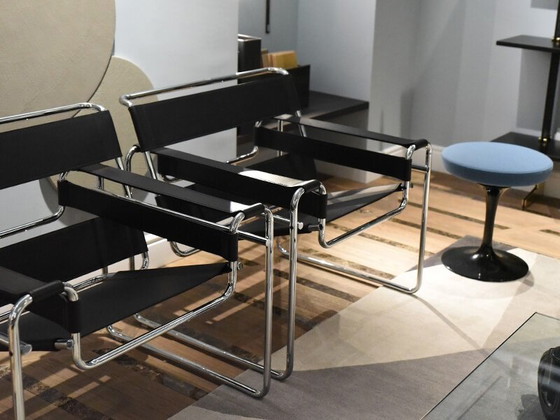 Image 1 of Knoll Wassily B3 2 Fauteuils en cuir noir neufs et inutilisés Par Marcel Lajos Breuer