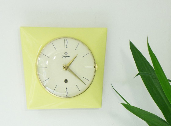Image 1 of Orologio da cucina vintage JUNGHANS, orologio meccanico, orologio da parete, in ceramica, giallo, anni '50/'60, ATOMIC