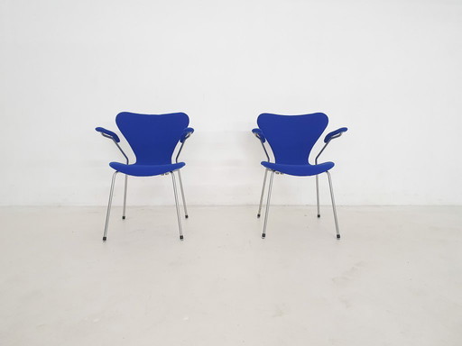 Set of 2 model 3207 dining chairs by Arne Jacobsen for Fritz Hansen, Denmark 2001