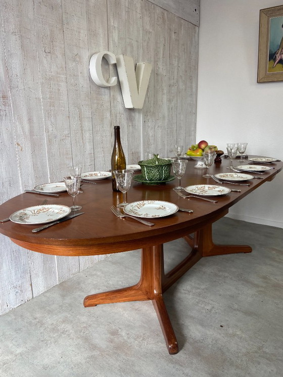 Image 1 of Extendable oval table 240cm (160cm)x 100cm