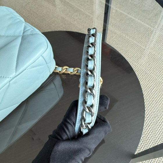 Image 1 of Chanel 19 Tas Klein - Gewatteerd geitenleer Lichtblauw Tweekleurige gouden hardware Microchip