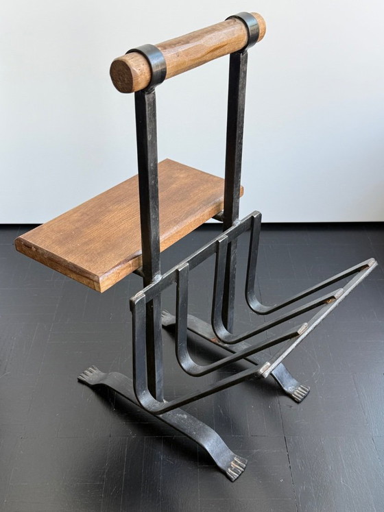 Brutalist wrought iron magazine rack with shelf, 1950s – Wood (photo 8 of 11)