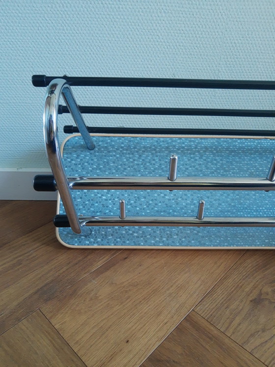 Image 1 of Wunderschöne, zweireihige Wandgarderobe im Retro-Stil der 50er Jahre mit Rohrrahmen und Hutablage, Bauhaus-Stil, blau mit Chrom