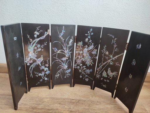 Asiatischer Raumteiler mit Tisch, schwarz lackierten Perlmuttintarsien und gemalten Koi-Karpfen auf einem (photo 2 of 15)