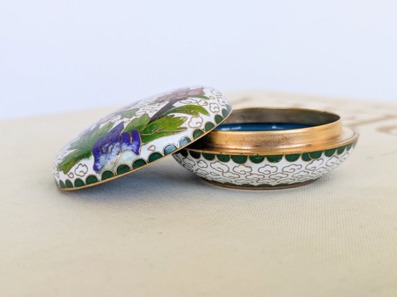Scatola portagioie vintage in cloisonné, decorata a mano con orchidee e farfalle smaltate. (photo 8 of 10)