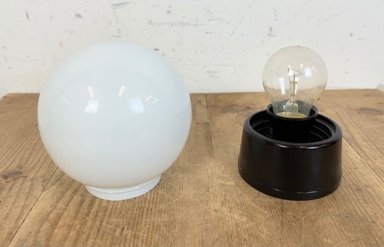 Image 1 of Lampada da parete o da soffitto vintage in bachelite marrone con vetro opalino, anni '60