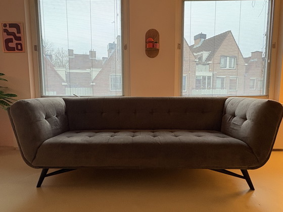 Image 1 of Wunderschönes 3-Sitzer-Sofa und passender Hocker aus Samt von Wulf Wonen