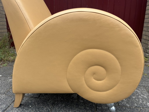 Exclusivo sillón escultural con forma de caracol – Piel amarilla – Estilo Art Déco

