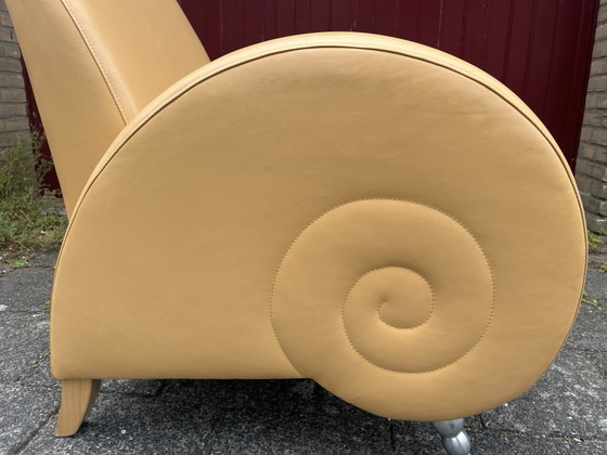 Image 1 of Fauteuil sculptural rare « Escargot » – Cuir jaune – Style Art déco

