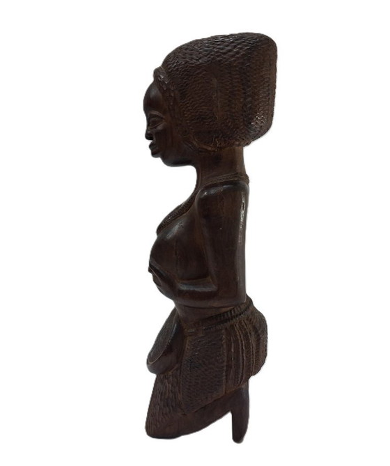 Image 1 of Estatuilla africana de madera antigua de una mujer