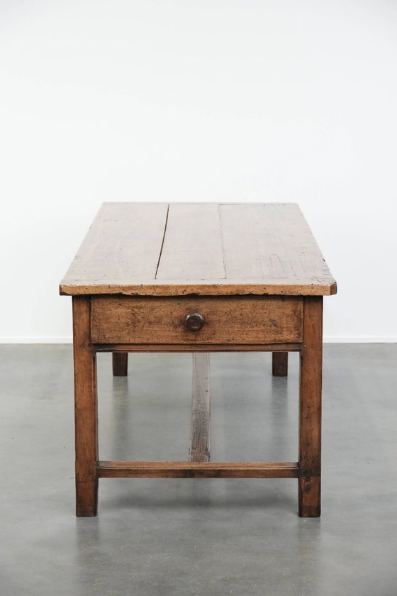 Image 1 of Table de salle à manger de ferme française ancienne et robuste, avec trois tiroirs, datant du XVIIIe siècle.