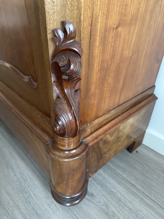 Image 1 of Armario antiguo de madera con detalles ornamentales.