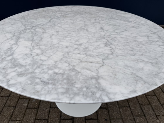 Image 1 of Originele ronde Knoll Tulip eettafel (120cm) Carrara marmer