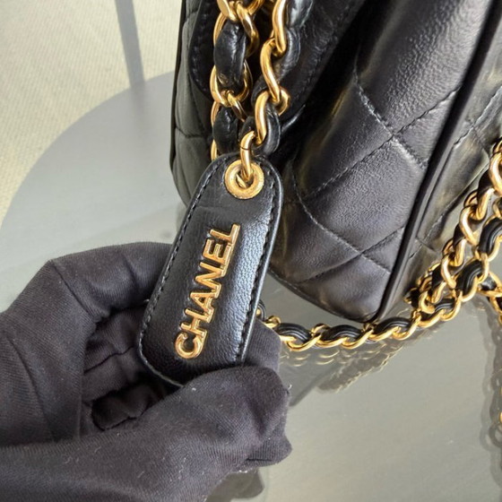 Image 1 of Chanel Clutch mit Kette – Gestepptes Lammleder, Schwarz, 24-karätige Goldbeschläge, Serie 3