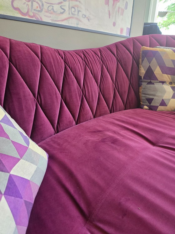 Fama Designer Lounge Set – Josephine Sofa, Fauteuil & Voetenbank – Aubergine Fluweel – Fana, 3-5 zitsbanken (photo 7 of 7)