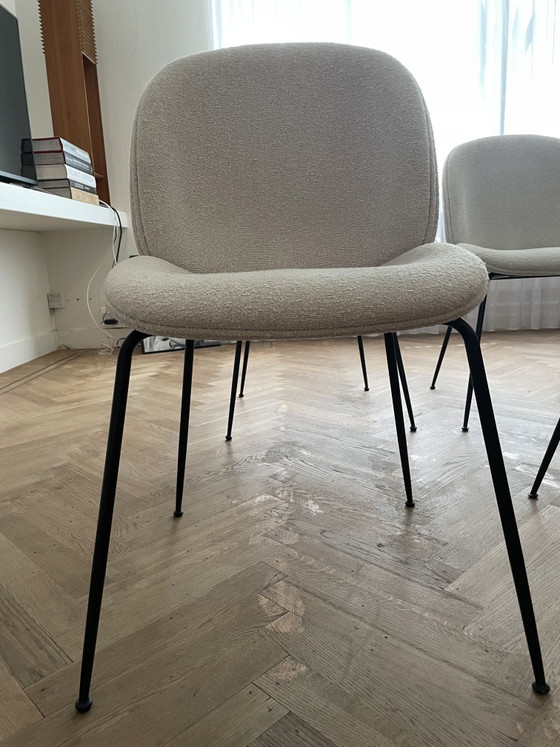 Image 1 of Sillas de comedor Gubi Beetle, totalmente tapizadas con base negra.