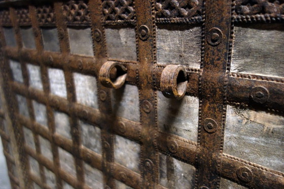 Image 1 of Antike Hochzeitstruhe aus Holz und Eisen, Indien, 19. Jahrhundert