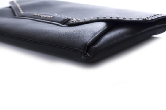 Image 1 of Givenchy, pochette Antigona in pelle borchiata
