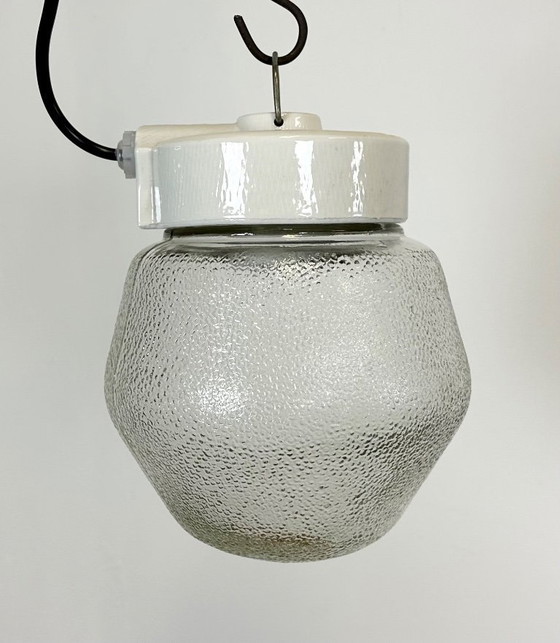 Image 1 of Suspension vintage en porcelaine blanche avec verre dépoli, années 1970