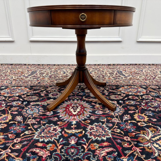 Tavolino Chesterfield inglese classico, tavolo a tamburo – Tavolini, Pelle, Metallo (photo 5 of 7)