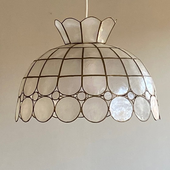 Image 1 of Vintage hanglamp uit de jaren 50 met kap van parelmoer.
