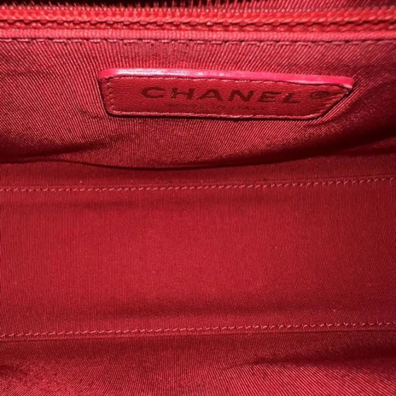 Image 1 of Borsa Chanel Medium Label Click Flap in pelle di vitello trapuntata e martellata, colore rosso, con finiture dorate, serie 24.