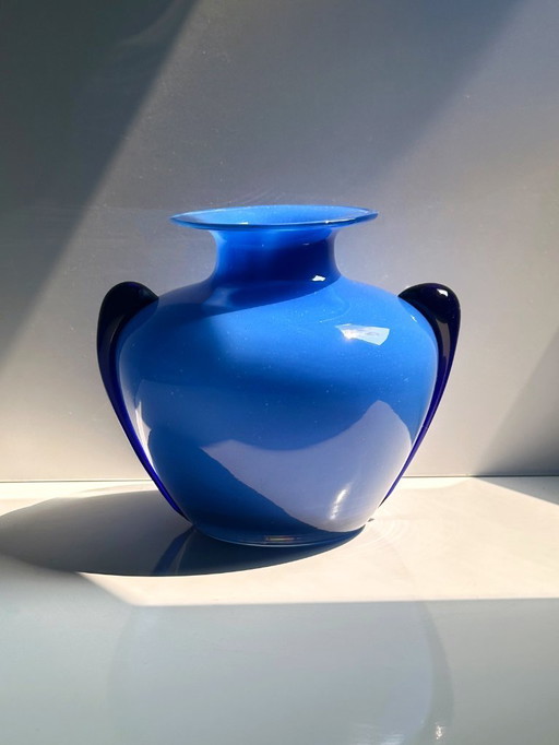 Vase Vintage en verre dépoli Postmoderne Bleu cobalt Ultramarine Vase Fleurs 80's 90's Memphis