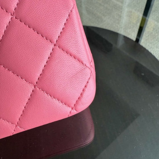 Image 1 of Borsa Chanel Classic Flap Medium - 25 cm in pelle di agnello trapuntata rosa chiaro con finiture argentate, serie 16
