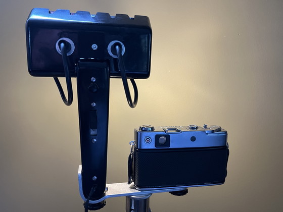 Original Yashica camera on a tripod with large flash (mains powered) – Decorative Objects, Glass, Metal (photo 14 of 15)