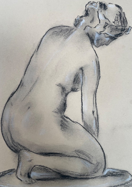 Image 1 of Disegno a carboncino firmato di una statua femminile per un calco in gesso in studio