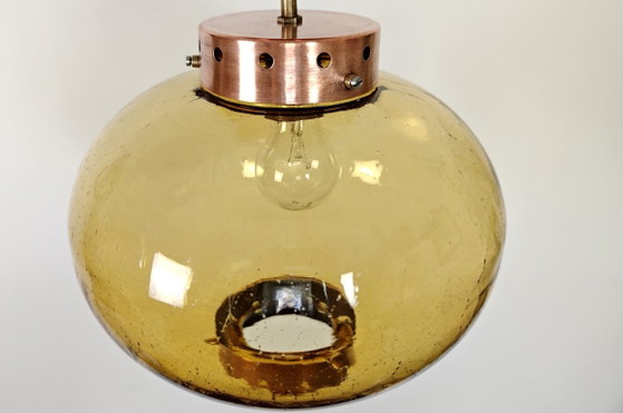 Suspension moderne du milieu du siècle en verre ambré et cuivre / Plafonnier globe de style scandinave des (photo 9 of 10)