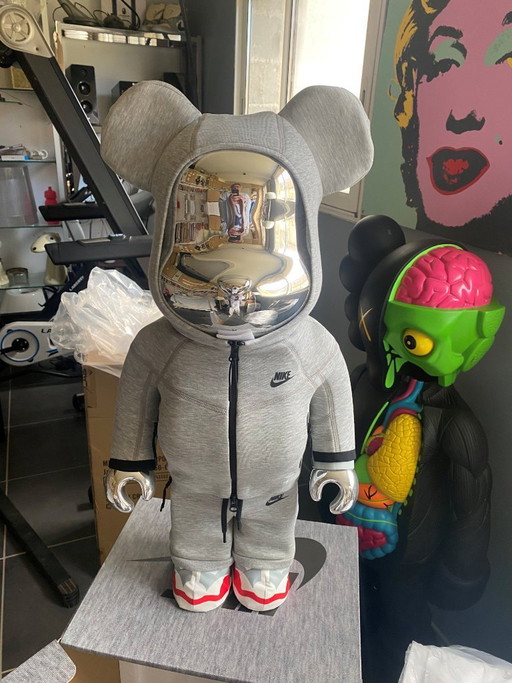 Bearbrick NIKE TECH FLEECE N98 1000% 70cm Edition 2023 ausverkauft MEDICOM