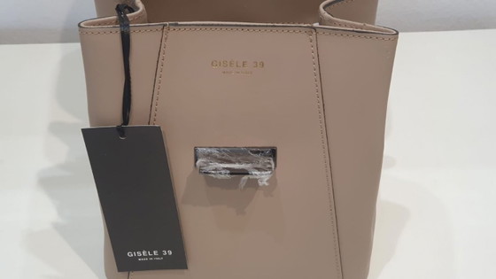 Image 1 of Gisèle 39 Ledertasche, die sich in einen „Venus“-Rucksack verwandeln lässt. Neu