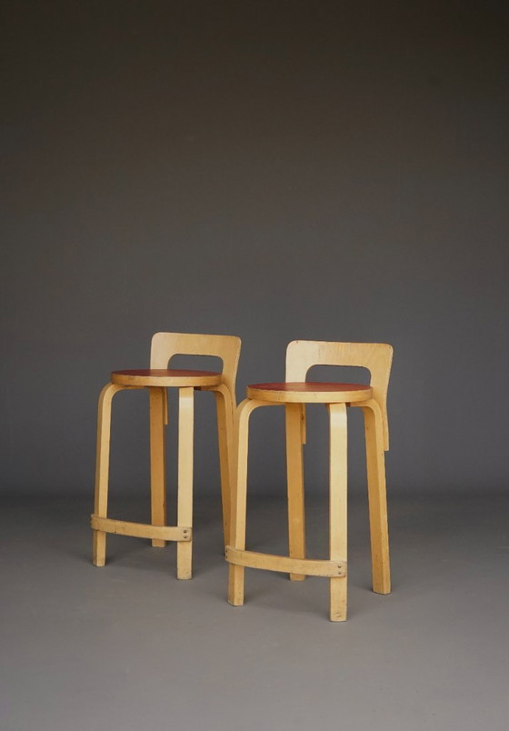 Image 1 of Tabourets de bar modèle K65 d'Alvar Aalto pour Artek, années 1950. Ensemble de 2 tabourets