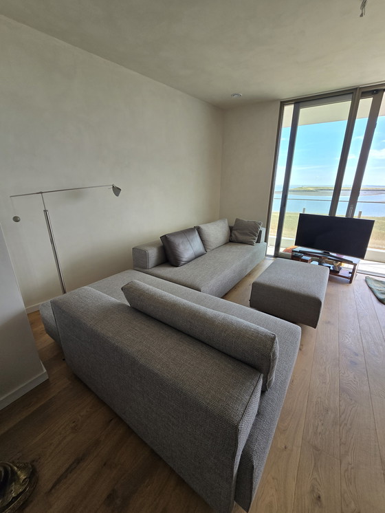 Image 1 of Canapé d'angle EYYE Cella avec repose-pieds, accoudoir et coussins en cuir