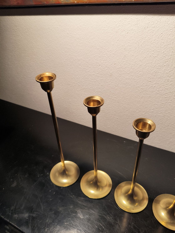 Image 1 of Set di 7 candelieri a forma di tromba in ottone modernista dal design vintage