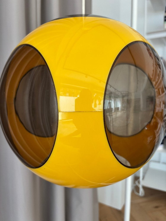 Lampada a sospensione vintage anni '70 a forma di UFO giallo con occhi di insetto, stile Space Age. – Massive (photo 6 of 14)