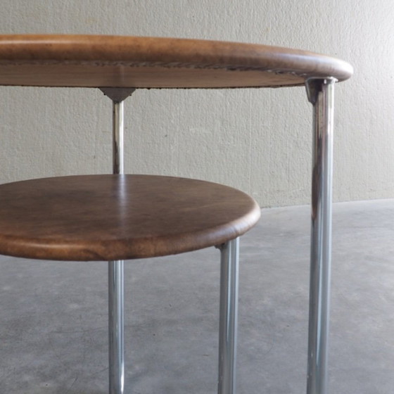 Bauhaus-Beistelltisch mit zwei Ebenen – Beistelltische, Chrome, Leather (photo 13 of 15)