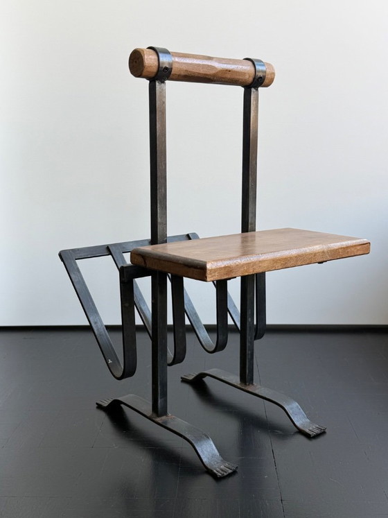 Brutalist wrought iron magazine rack with shelf, 1950s – Wood (photo 3 of 11)