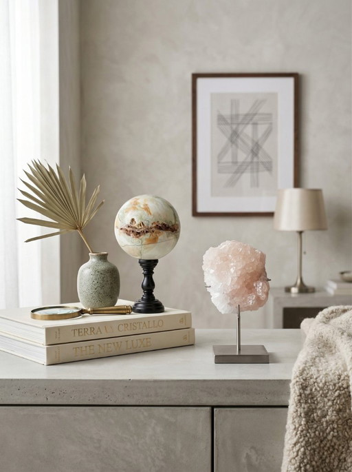 Dekoratives Duo – Gebänderte Kalzitkugel (Marmoronyx) und Kalzitkristall auf Sockeln