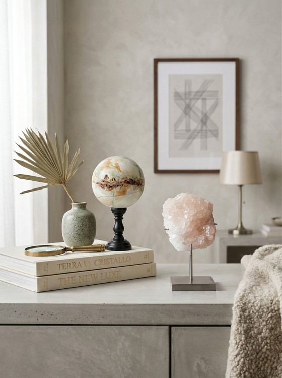 Image 1 of Dekoratives Duo – Gebänderte Kalzitkugel (Marmoronyx) und Kalzitkristall auf Sockeln