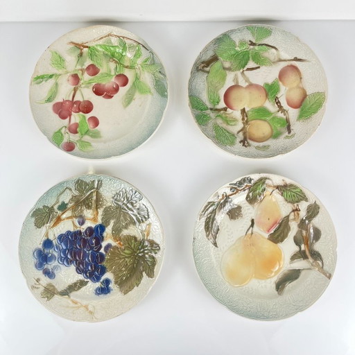 Set aus 4 KG St. Clément Barbotine Obsttellern (Kirsche, Mirabelle, Traube, Birne), Ende des 19. bis Anfang des 20. Jahrhunderts